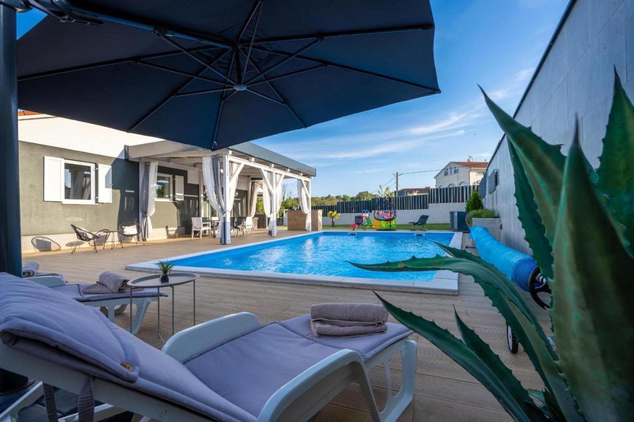 Villa Beauty With Heated Pool And Jacuzzi カンファナル エクステリア 写真