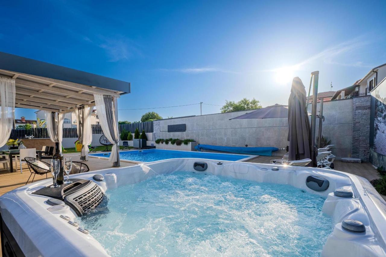 Villa Beauty With Heated Pool And Jacuzzi カンファナル エクステリア 写真