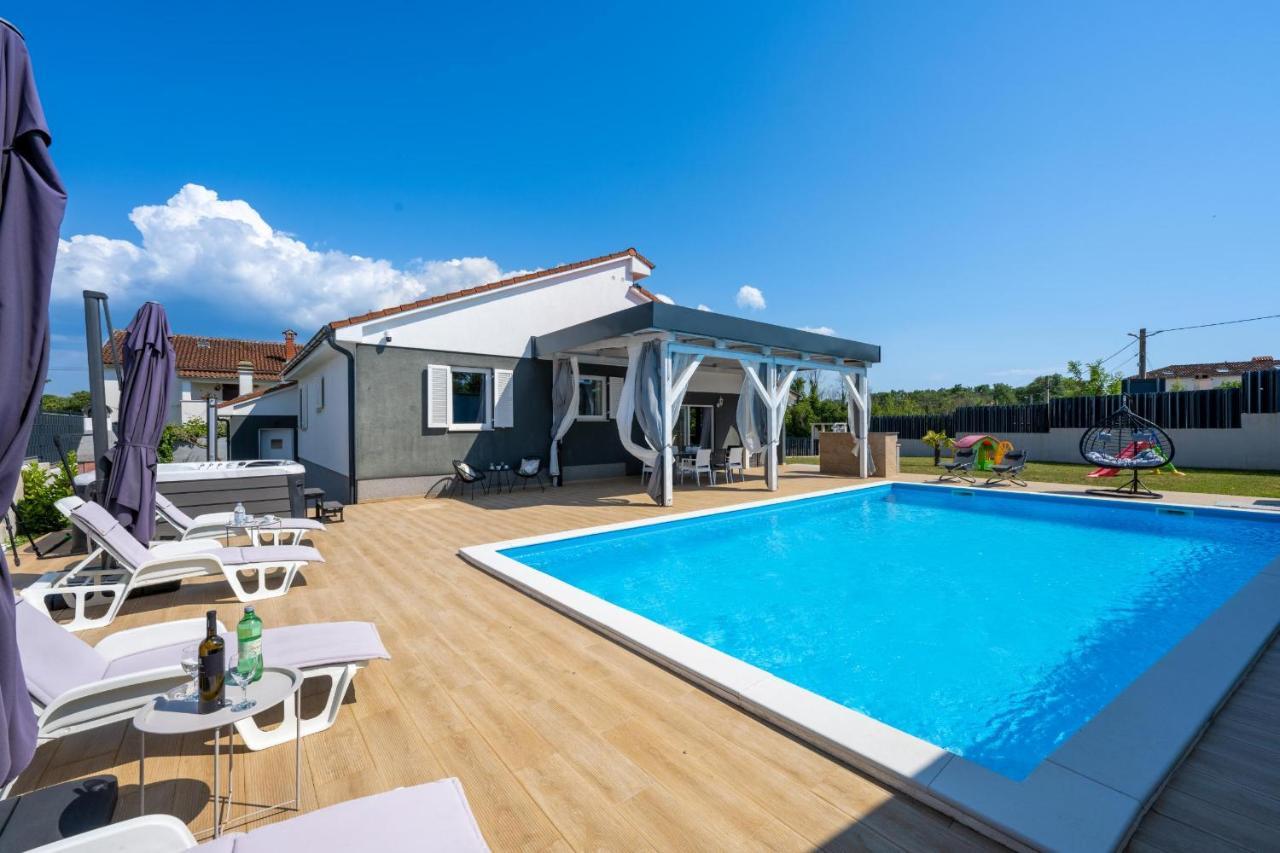 Villa Beauty With Heated Pool And Jacuzzi カンファナル エクステリア 写真