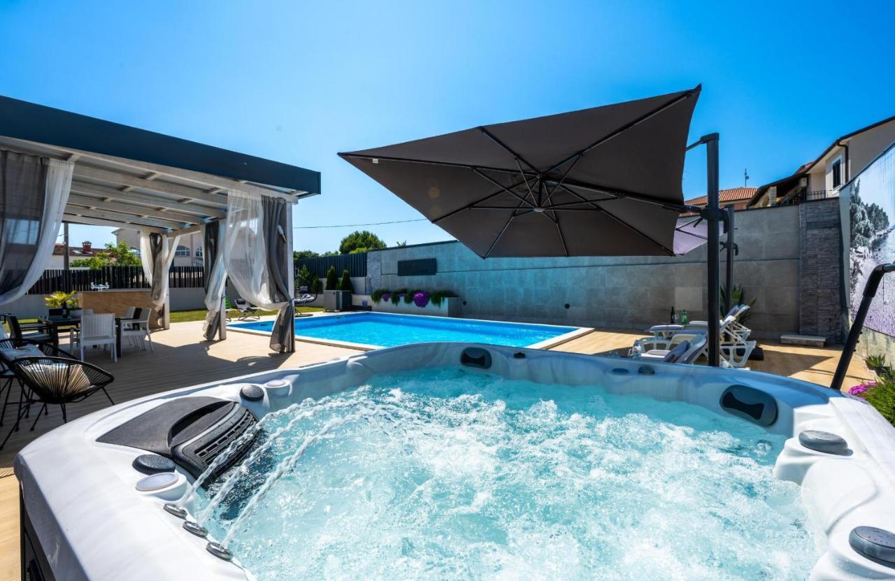 Villa Beauty With Heated Pool And Jacuzzi カンファナル エクステリア 写真