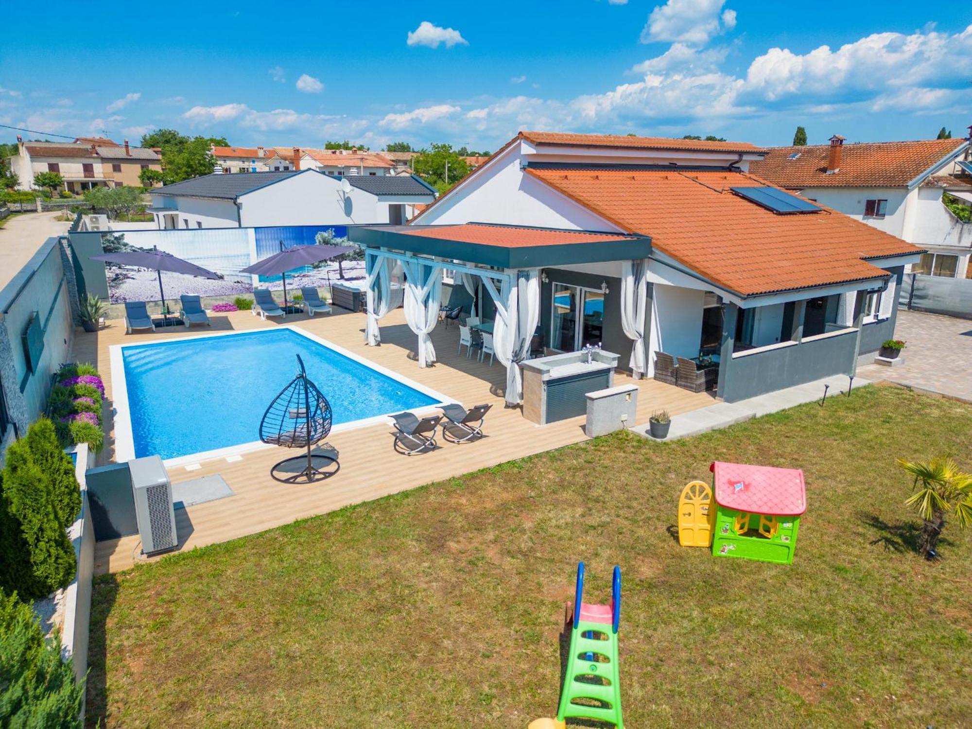 Villa Beauty With Heated Pool And Jacuzzi カンファナル エクステリア 写真