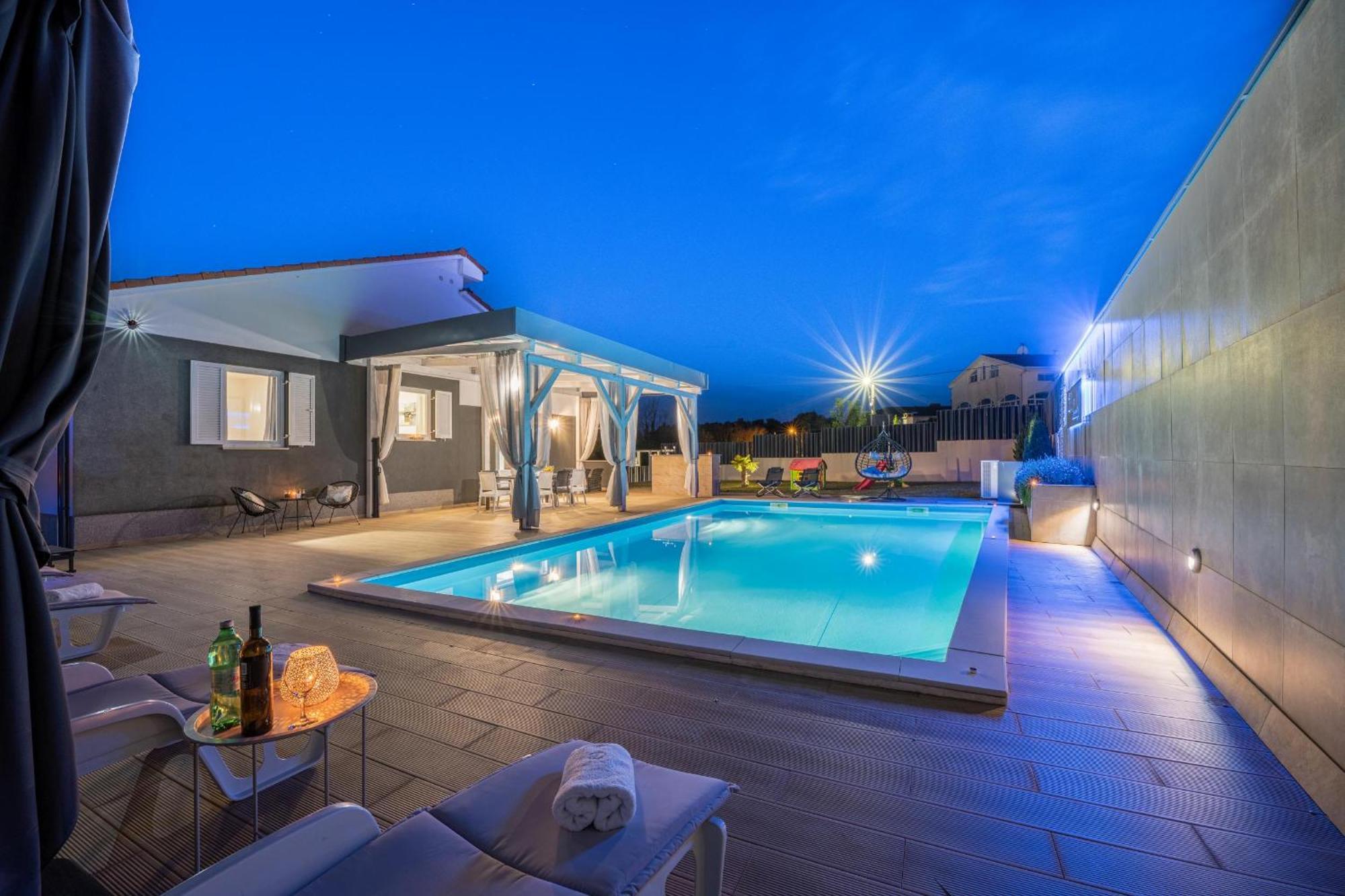 Villa Beauty With Heated Pool And Jacuzzi カンファナル エクステリア 写真