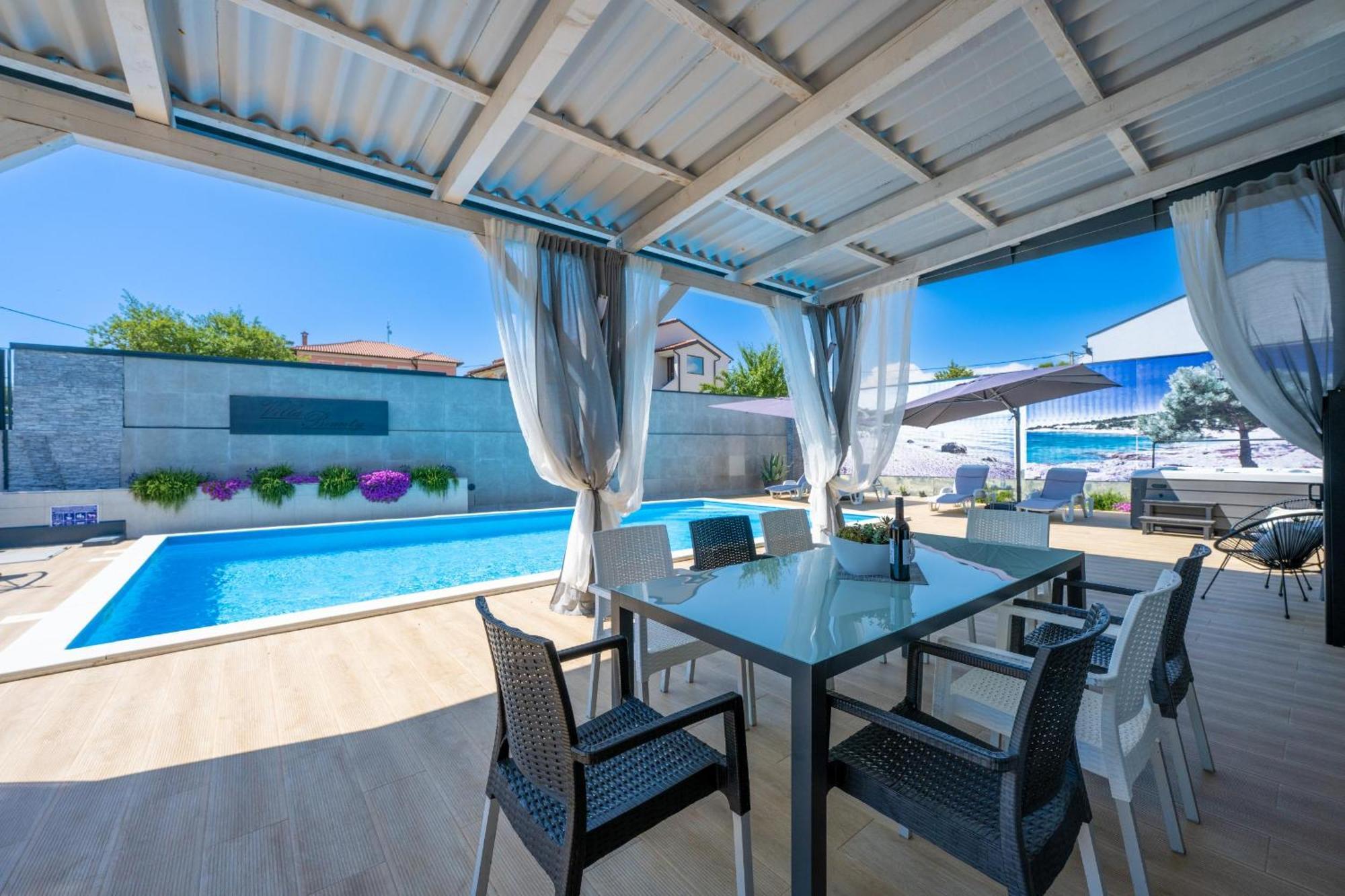 Villa Beauty With Heated Pool And Jacuzzi カンファナル エクステリア 写真