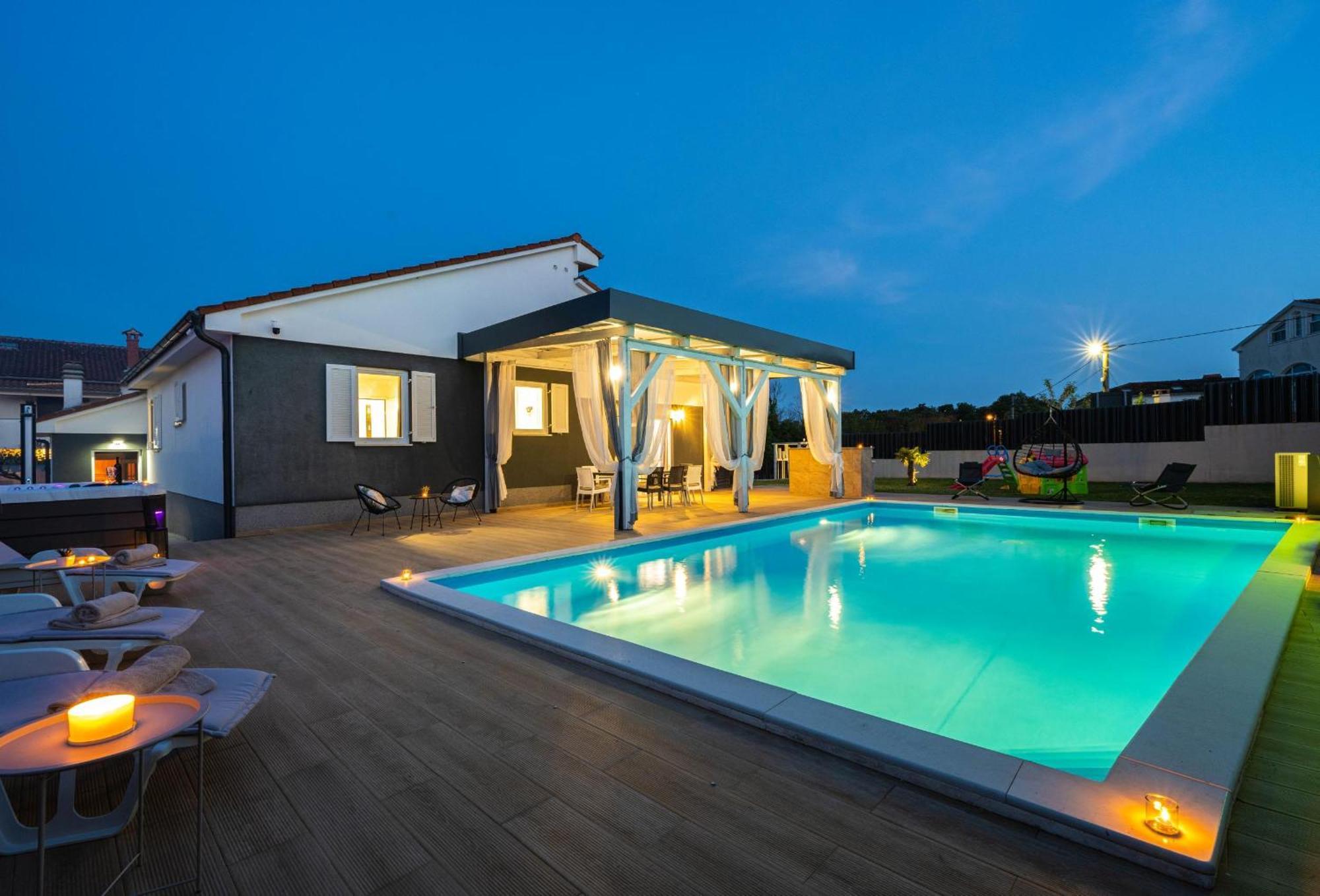Villa Beauty With Heated Pool And Jacuzzi カンファナル エクステリア 写真