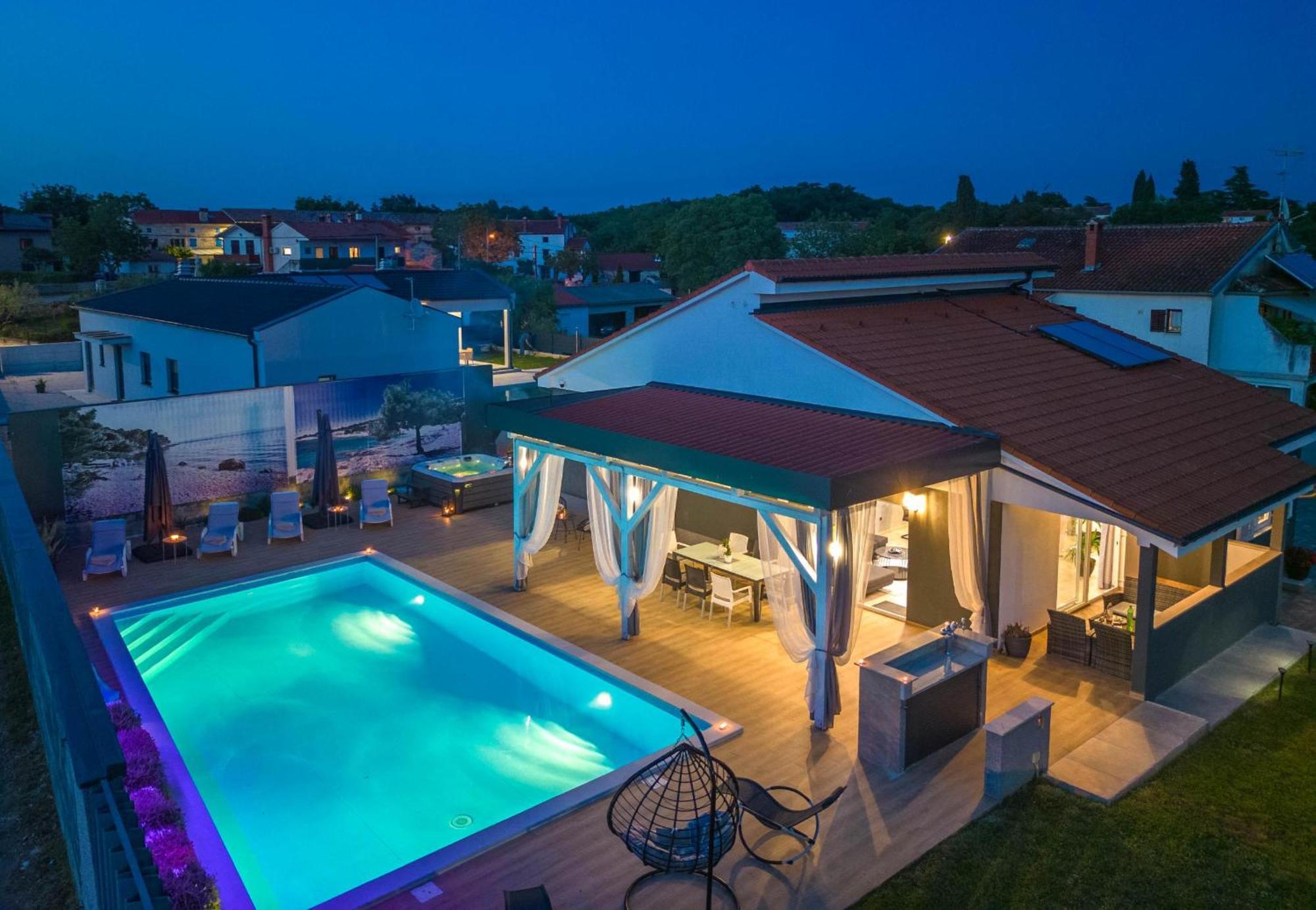 Villa Beauty With Heated Pool And Jacuzzi カンファナル エクステリア 写真