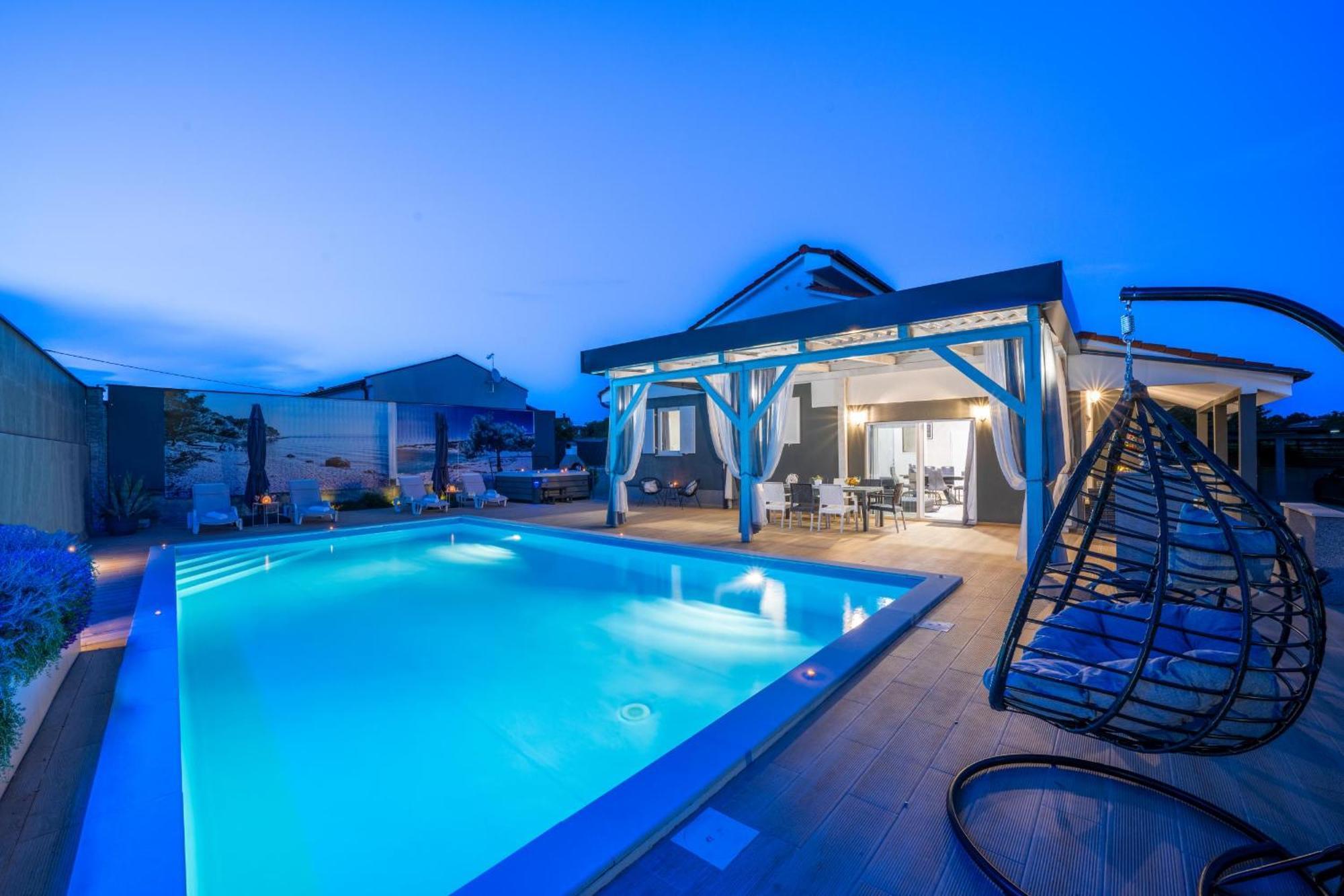 Villa Beauty With Heated Pool And Jacuzzi カンファナル エクステリア 写真